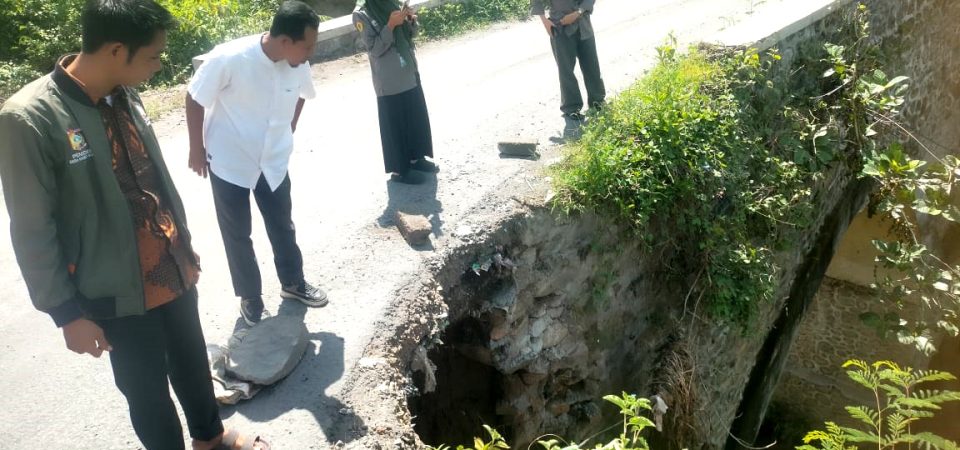 Diabaikan Pemerintah, Jembatan Lengkok Lendang Terancam Ambruk