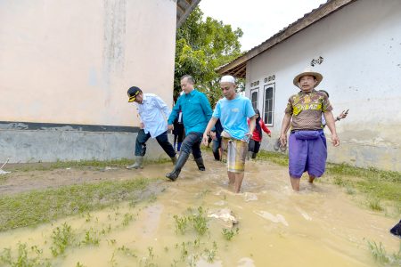 Gubernur NTB Iqbal Tinjau Langsung Lokasi Banjir Desa Buwun Mas