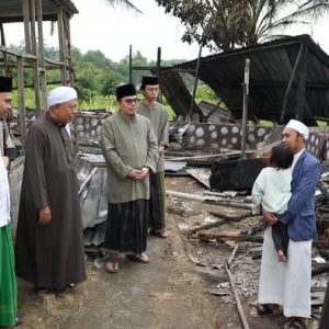 Ketum PBNW Tinjau Lokasi Kebakaran di Ponpes Safinatunnaja NW Repok Oak, Berikan Bantuan