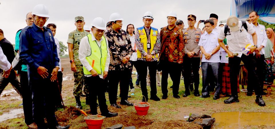 Bupati KLU Lakukan Peletakan Batu Pertama Sekolah Rakyat di Amor-amor