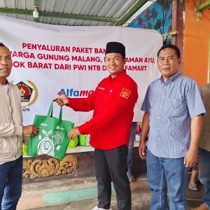 Kolaborasi PWI NTB–Alfamart, Salurkan Puluhan Paket Sembako untuk Korban Banjir
