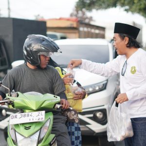 Serentak, Pemuda NW se NTB Gelar Pembagian Takjil Gratis Sambut HADI ke 73 NW