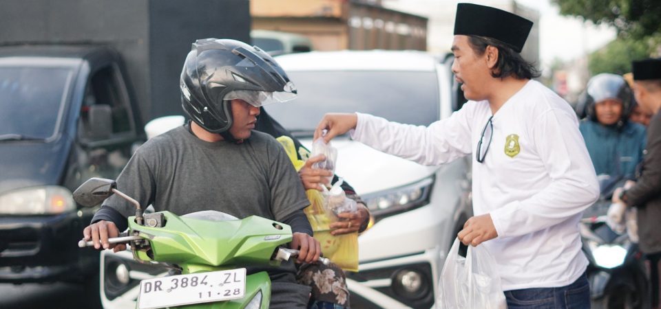 Serentak, Pemuda NW se NTB Gelar Pembagian Takjil Gratis Sambut HADI ke 73 NW