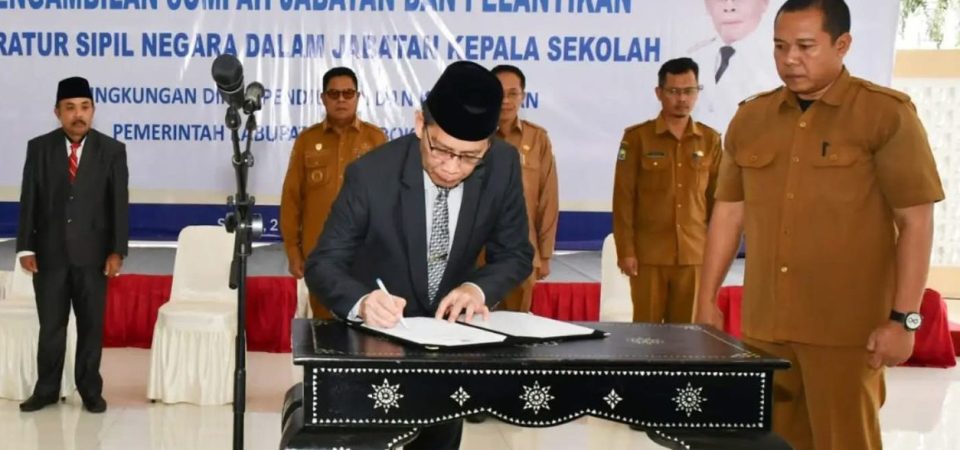 Ratusan Kepala Sekolah SD-SMP Dilantik, Bupati Iron : Hati-hati Mengelola Anggaran