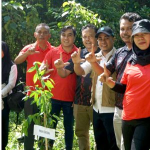 Peringati Hari Bumi, PDAM Loteng Tanam Pohon Buah di Kawasan Hutan Lindung