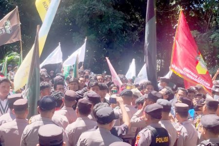 Bupati H Iron Didemo Massa Cipayung Plus Lotim, Sorot Gaji Guru Honorer