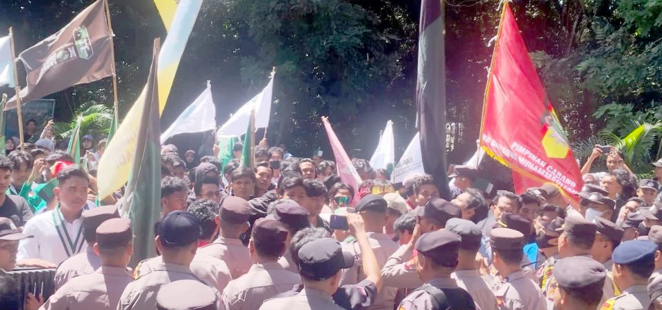 Bupati H Iron Didemo Massa Cipayung Plus Lotim, Sorot Gaji Guru Honorer