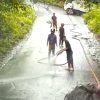Tumpahan Solar di Jalur Sebau–Pusuk Sembalun Picu Truk Tergelincir