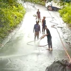 Tumpahan Solar di Jalur Sebau–Pusuk Sembalun Picu Truk Tergelincir