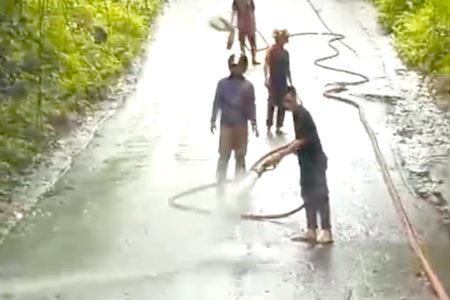 Tumpahan Solar di Jalur Sebau–Pusuk Sembalun Picu Truk Tergelincir