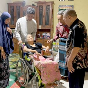 Pimpinan Baznas Lotim Salurkan Kursi Roda untuk Baiq Damatun