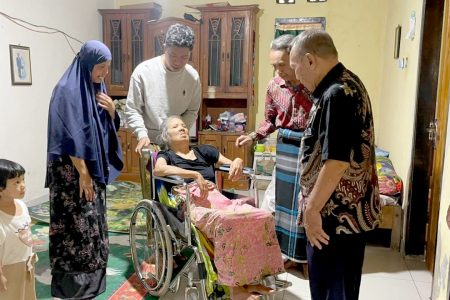 Pimpinan Baznas Lotim Salurkan Kursi Roda untuk Baiq Damatun