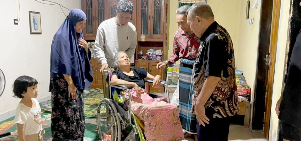 Pimpinan Baznas Lotim Salurkan Kursi Roda untuk Baiq Damatun