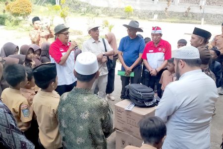 JMSI NTB – INTI NTB Salurkan Puluhan Pasang Alas Kaki kepada Yayasan Ponpes Azzainiyah Al-Majidiyah Kotaraja