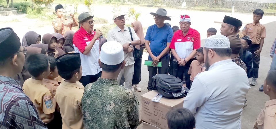 JMSI NTB – INTI NTB Salurkan Puluhan Pasang Alas Kaki kepada Yayasan Ponpes Azzainiyah Al-Majidiyah Kotaraja