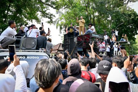 Temui Massa Mobilisasi, Gubernur Sentil Pemilik SPPG: Program MBG Bukan untuk Perkaya Segelintir Orang!