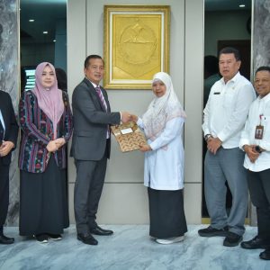 Gubernur NTB Serahkan Radiogram Mendagri, Pastikan Pemerintahan Lombok Barat Tetap Berjalan