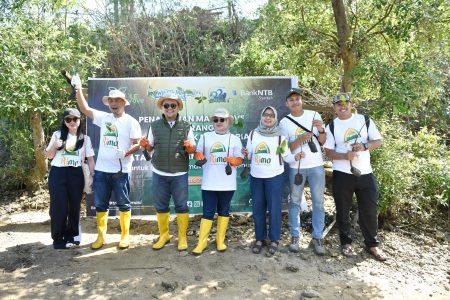 Peringati Hari Mangrove Sedunia dan HUT ke-62, Bank NTB Syariah Tanam Mangrove di Kawasan Ekowisata Paremas