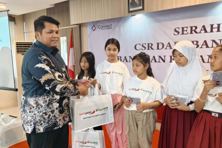 Wujud Sinergi dan Kepedulian Sosial, Bank Jatim Bersama Bank NTB Syariah & IZI Salurkan Bantuan Kacamata Gratis bagi Pelajar di Jawa Timur*