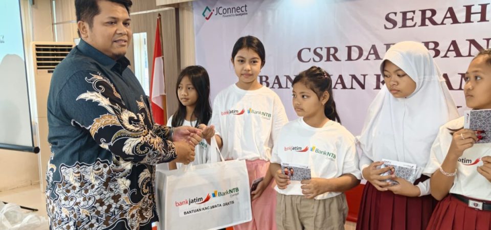 Wujud Sinergi dan Kepedulian Sosial, Bank Jatim Bersama Bank NTB Syariah & IZI Salurkan Bantuan Kacamata Gratis bagi Pelajar di Jawa Timur*