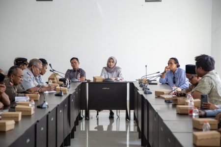 Jalan Komplek Hancur karena Angkutan Material Galian C, Warga Darul Hijrah Anjani Ngadu ke Dewan