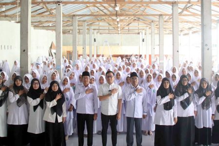 Tanamkan Nilai Demokrasi, KPU Lotim Gelar Sosialisasi di MA Mu’allimat NW Anjani