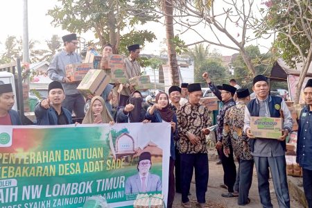 Peduli Kebakaran Desa Adat Sade, IAI Hamzanwadi Lombok Timur Turunkan Bantuan