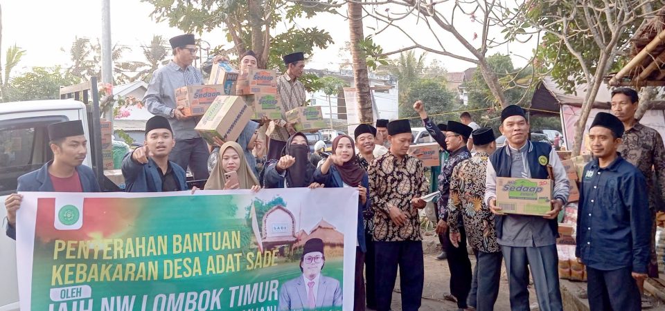 Peduli Kebakaran Desa Adat Sade, IAI Hamzanwadi Lombok Timur Turunkan Bantuan