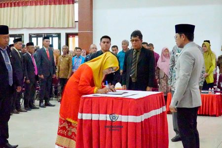 Bupati Dompu Lantik 62 Kepsek TK, SD dan SMP