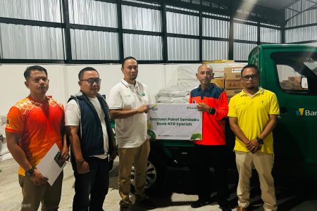 Tanggap Bencana Kebakaran Desa Adat Sade, Bank NTB Syariah Salurkan Bantuan Air Bersih dan Paket Sembako