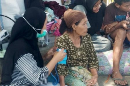 Pasca Kebakaran Kampung Adat Sade, Dikes Bagikan 1.000 Masker untuk Warga dan Petugas