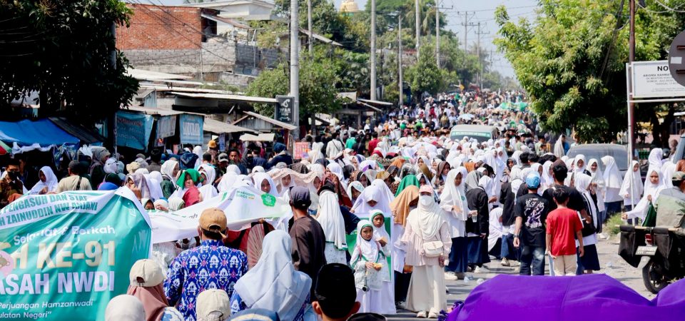 Mengular! Puluhan Ribu Jemaah NW Ikuti Pawai Alegoris Hultah ke 91 Madrasah NWDI