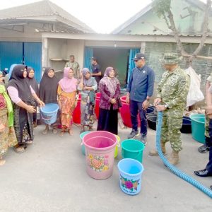 Baznas Bersama Kodim 1615, Polres dan PDAM Lotim Salurkan Air Bersih di Desa Mekarsari