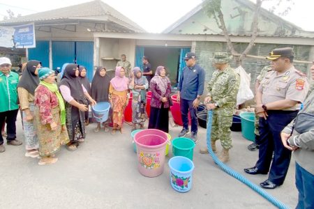 Baznas Bersama Kodim 1615, Polres dan PDAM Lotim Salurkan Air Bersih di Desa Mekarsari